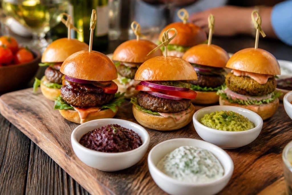 découvrez des idées de garnitures pour mini burgers, avec des recettes faciles et originales parfaites pour un apéritif convivial et gourmand.