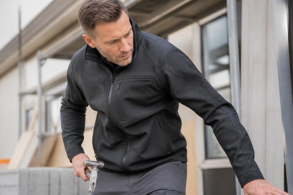 découvrez la veste softshell modyf, une veste de travail légère, résistante et confortable, spécialement conçue pour les artisans exigeants.