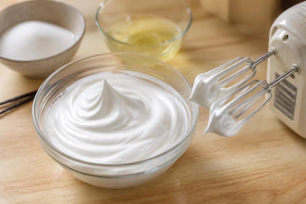 découvrez notre recette simple de meringue italienne pour macarons, accompagnée d'astuces pratiques pour réussir des coques parfaites et une texture légère.